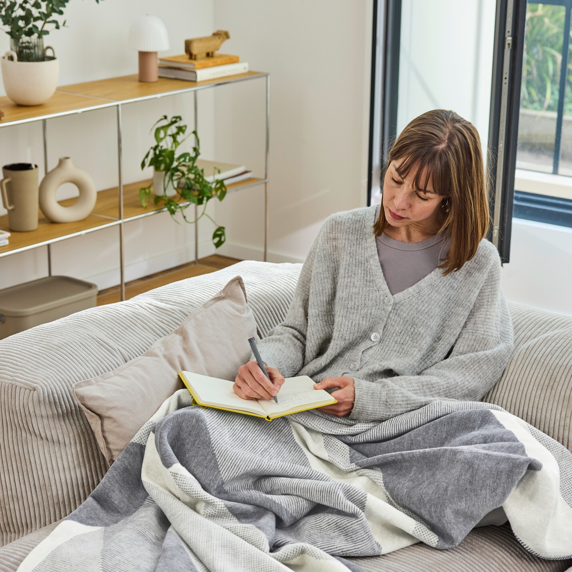 Strickjacke, Frau sitzt, Decke, Zuhause Büro, Schreibnotizbuch