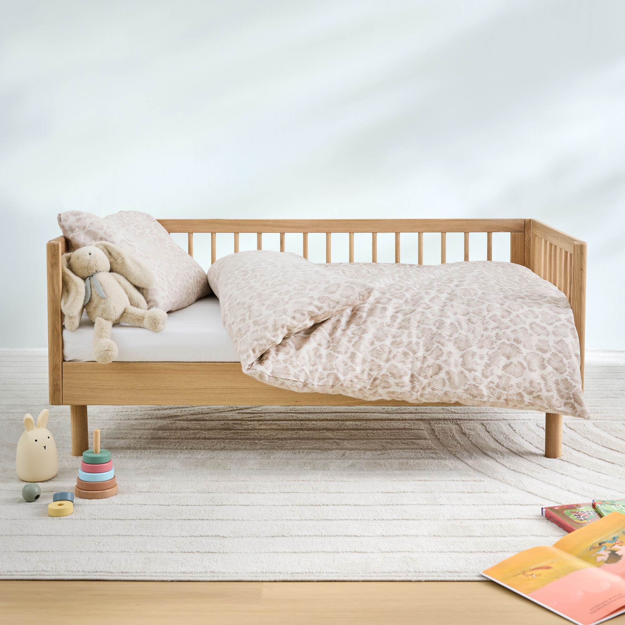 kinder, Kind, Bett, Bettdecke, Spielzeug, Kinderbett, Holzrahmen, Bettwäsche, Leopardenmuster, weiches Spielzeug